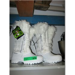Pair of new ladies snow boot size 8