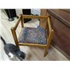 Image 2 : ANTIQUE ARM CHAIR - SOLID OAK ARTS & CRAFT STYLE