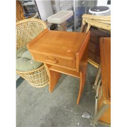 MAPLE SIDE TABLE WITH 1 DRAWER