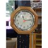 Image 1 : QUARTZ WALL CLOCK