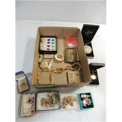 LOT 18 VINATGE COSTUME JEWELRY IN THEIR BOXES: