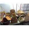 Image 3 : LOT 15 VARIOUS WOOD WOVEN BASKETS & 2 PLANT HANGER