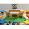 Image 2 : 1980 FISHER-PRICE AIRPORT STATION, 2 JETS, PEOPLE
