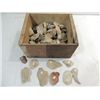 Image 1 : BOX LOT NATIVE AMERICAN FLINT ARROW HEADS & SHARDS