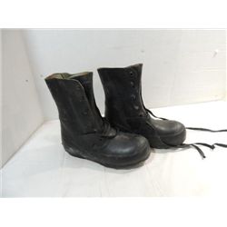 PAIR OF ALL WEATHER RUBBER INSULATED BOOTS: SIZE 8