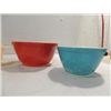 Image 2 : LOT 4 VINTAGE PYREX MIXING & CASSAROLE BOWLS