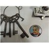 Image 2 : LOT 5 VINTAGE ITEMS: POLITICAL BUTTON VARIVUE LBJ,