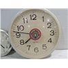 Image 2 : LOT 4 BATTERY OPERATED ITEMS: (2) WALL CLOCKS & 2