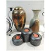 Image 2 : LOT 5 CONTEMPORARY DECORATIVE ITEMS: 1 METAL VASE,