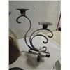 Image 3 : LOT 5 CONTEMPORARY DECORATIVE ITEMS: 1 METAL VASE,