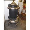 Image 8 : Round Oak Parlor Stove