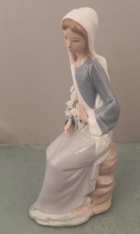 Lladro Girl With Lillies Seated # 4972 Flowers Figurine