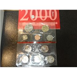 2000-D MINT SET-10 PCS WITH QUARTERS & SACAGAWEA DOLLAR