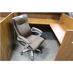 BROWN LEATHER HIBACK EXECUTIVE CHAIR