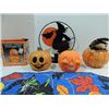 Image 2 : LOT 6 HOLLOWEEN TABLE DECORATIONS: 4 CERAMIC PUMPK