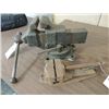 Image 1 : LOT 2 VINTAGE CAST IRON BENCH VISES, 1 SWIVEL BASE
