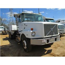 1999 VOLVO T/A ROLL OFF TRUCK, S/N 4VHJCABE8XN866281, 300 HP CAT DIESEL ENG, FULLER 7 SPD TRANS, 45K