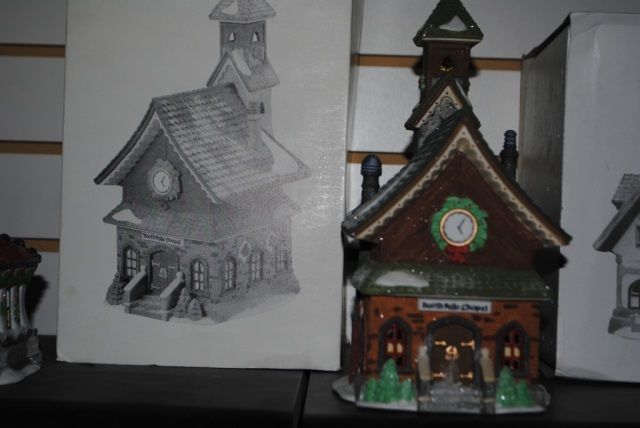 Department 56 Villaggio Natalizio: North Pole Chapel Con Campanile E Luci - Decorazione Presepe - 2