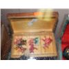 Image 1 : WOOD GIFT BOX WITH ASSORTED GLASS ANIMALS