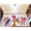 Image 2 : WOOD GIFT BOX WITH ASSORTED GLASS ANIMALS