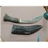 Image 2 : VINTAGE MACHETTE AND SHEATH - WOOD HANDLE WITH BRASS ACCENTS ON HANDLE AND SHEATH REALLY HEAVY WEIGH