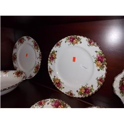 ROYAL ALBERT - OLD COUNTRY ROSES - DINNER PLATES X 2