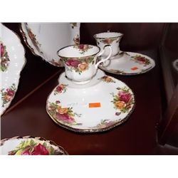 ROYAL ALBERT - OLD COUNTRY ROSES - TEA CUP WITH SANDWICH PLATE