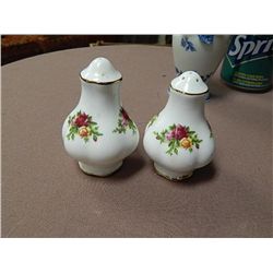 ROYAL ALBERT - OLD COUNTRY ROSES - SALT & PEPPER SET