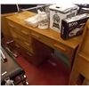 Image 1 : MAPLE SINGLE PEDESTAL DESK WITH 4 DRAWERS
