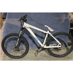 WHITE NORCO 24 SPD FRONT SUSPENSION MOUNTAIN BIKE