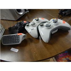 X BOX CONTROLERS AND KEYBOARD - 4 PC TOTAL