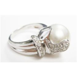 18k White Gold Ring w/ Pearl & Round Brilliant Cut Diamonds - Approx. 13.0mm x 12.9mm. Approx. 0.21 