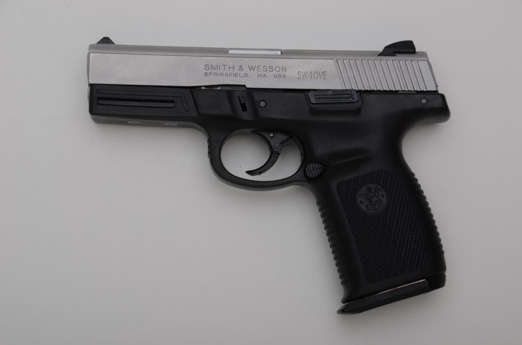 Smith & Wesson Model SW40VE DA semi-auto pistol, .40 S&W cal., 4 ...