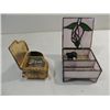 Image 1 : LOT 2 VINTAGE MUSIC BOXES: PIANO & STAIN GLASS