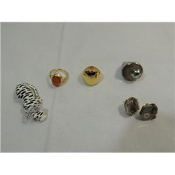 LOT 5 LADY'S JEWELRY: TIGER BROACH, 3 RINGS &