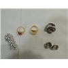 Image 2 : LOT 5 LADY'S JEWELRY: TIGER BROACH, 3 RINGS &