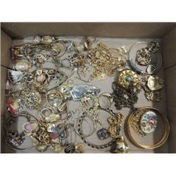 VINTAGE LOT COSTUME GOLD TONE JEWELRY: NECKLACES,