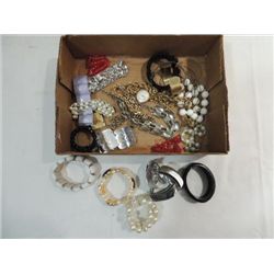 LOT 24 LADYS COSTUME JEWELRY BRACELETS, GOLD TONE