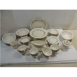 LOT 56 PICKARD FINE CHINA GARLAND PATTERN: SETTING