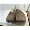 Image 2 : LOT 4 VINTAGE COLLECTIBLES: WILLIOW BASKET, WOOD