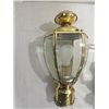 Image 2 : LOT 2 EXTERIOR LIGHTING: 1 LAMP POST BRASS LIGHT