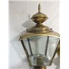 Image 2 : LOT 2 EXTERIOIR LIGHTING: 1 LAMP POST BRASS LIGHT