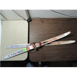 PAIR VINTAGE FINISH MADE CHILD'S CROSS COUNTRY SKI