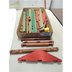 VINTAGE BOX LOT ASSORTED PIECES OF LINCOLN LOGS