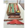 Image 1 : VINTAGE BOX LOT ASSORTED PIECES OF LINCOLN LOGS