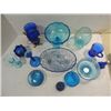 Image 2 : LOT 18 VINTAGE BLUE & COBALT BLUE GLASSWARE: VASES