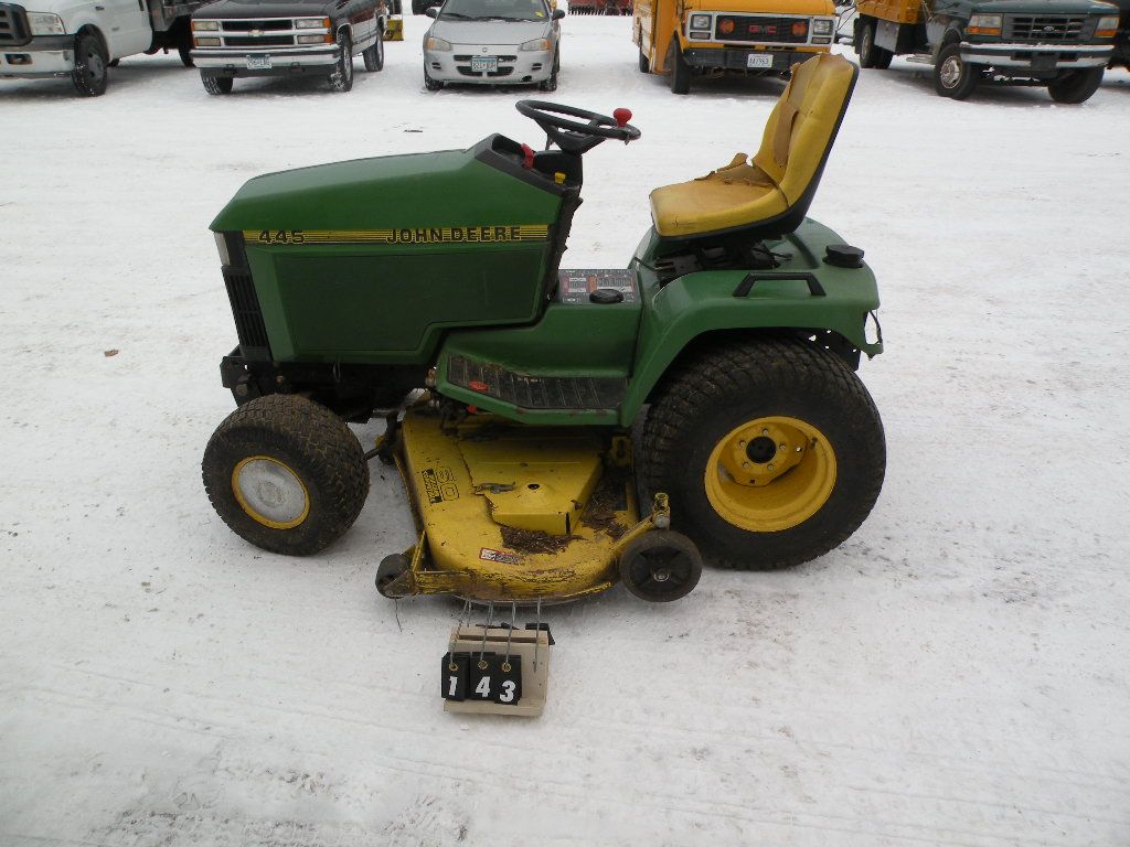 John Deere 445 w/60" deck M00445C04008
