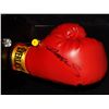 Image 1 : Sugar Ray Leonard Autographed Boxing Glove. Everlast Boxing Glove Size 12. Appraised or estimated re