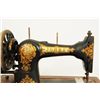 Image 11 : Jones Family CS Hand Crank Sewing Machine