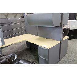 HAWORTH PREMISE MAPLE AND GREY 2 PERSON WORK STATION C/W OVERHEAD STORAGE BINS